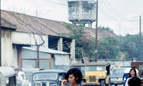 Saigon Dec 1968 - woman in traffic on Pham Ngu Lao st - Photo by Brian Wickham