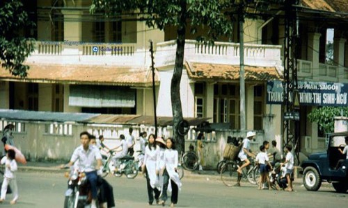 Sài Gòn 1960s (co lẽ trường ĐHSP TPHCM ,đường NgVCừ)