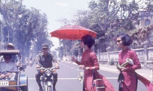 Saigon 1969/70 - Thiếu Nữ Saigon kiêu sa, kiều diễm trong tà áo dài thướt tha nhẹ nhàng đi qua từng con phố, làm biết bao nhiêu người say đắm ngoái nhìn theo.