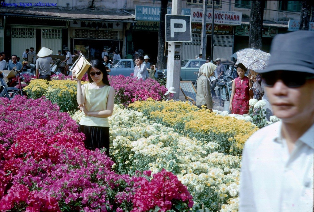 Saigon,Jan 1968 - Chợ Hoa Tết đường Nguyễn Huệ - Photo by HG Waite