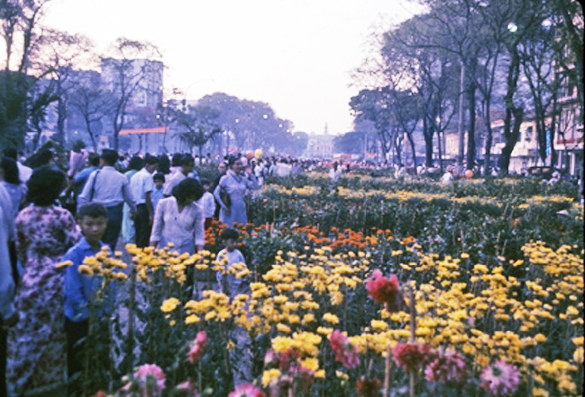Saigon 1966 - Chợ Hoa tết đường Nguyễn Huệ - Photo by Darryl Henley Collection