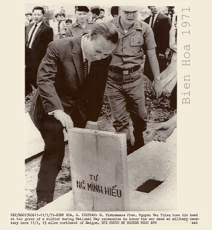 TT Thiệu viếng Nghĩa trang QĐ tại Biên Hòa ngày Quốc Khánh 1-11-1971