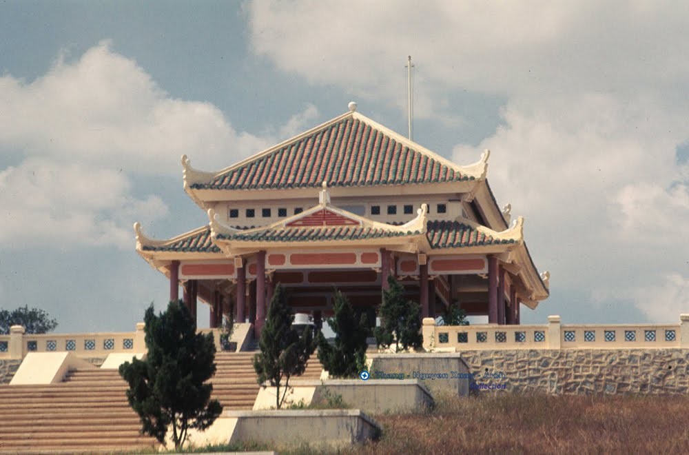 Đền Tử Sỹ 1969 - Photo by Brian Wickham