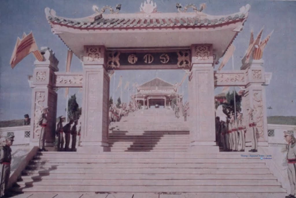Gate Tomb Unknown Soldier - Biên Hòa 01Nov1969 - Photo by Clifford Roe