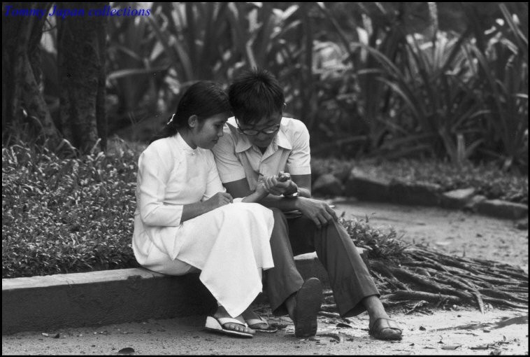 Saigon 1972.Lovers in a public garden - Photo by Raymond Depardon
