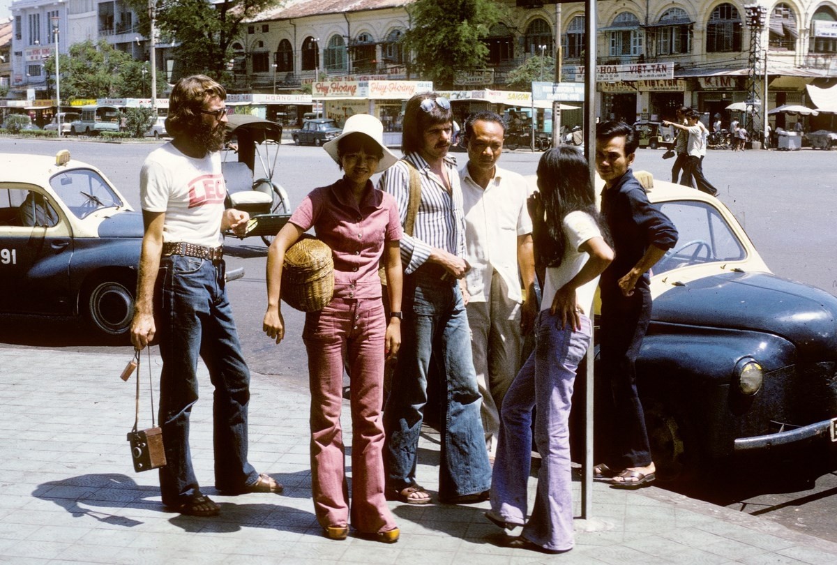 Saigon 1974 - góc đường trước KS Palace - Photo by René Lechner