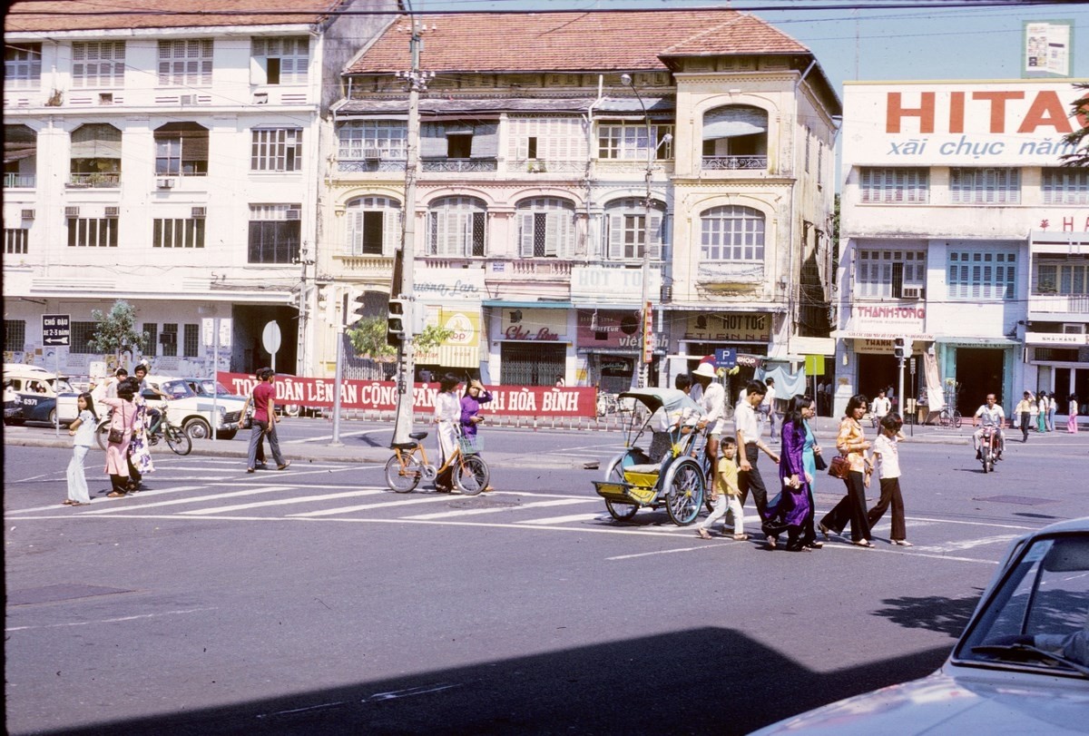 Saigon 1974 - Góc Lê Lợi vs Pasteur - Photo by René Lechner