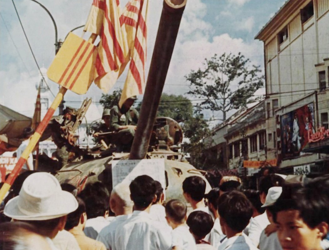 Saigon 1972 - People inspect a captured T-54 tank on display in Lam Son Square
