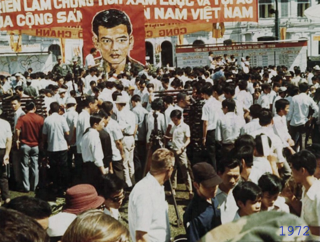 Saigon 1972 - Triển lãm vũ khí trước Tòa Đô Chánh