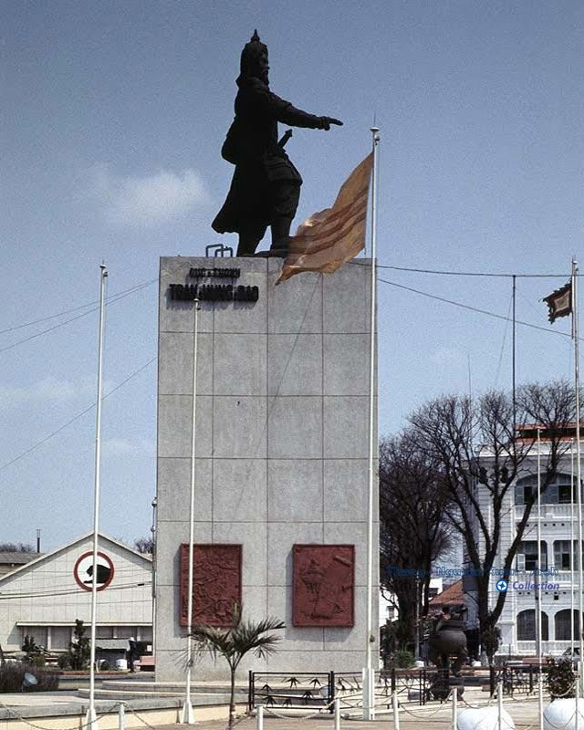 Saigon 1974 - Tượng Đài Trần Hưng Đạo