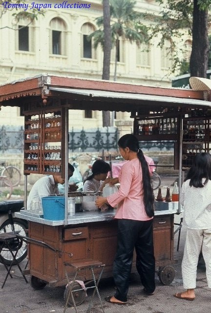 Saigon 1971/1972 - Sweet drink vendor - Photo by John Binfield