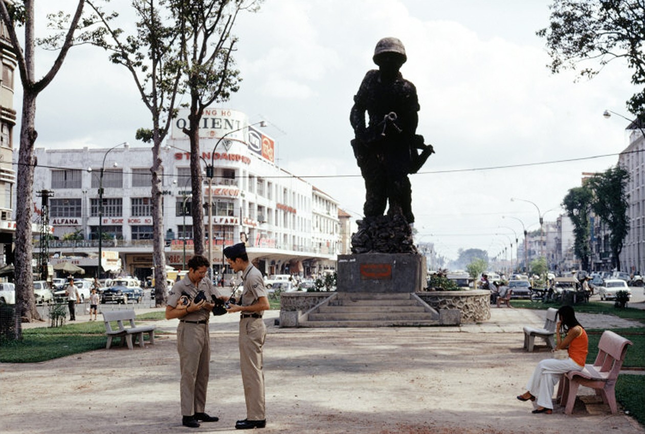 Saigon 1972 - Monument to the Vietnamese Army - Photo by Bruno Barbey
