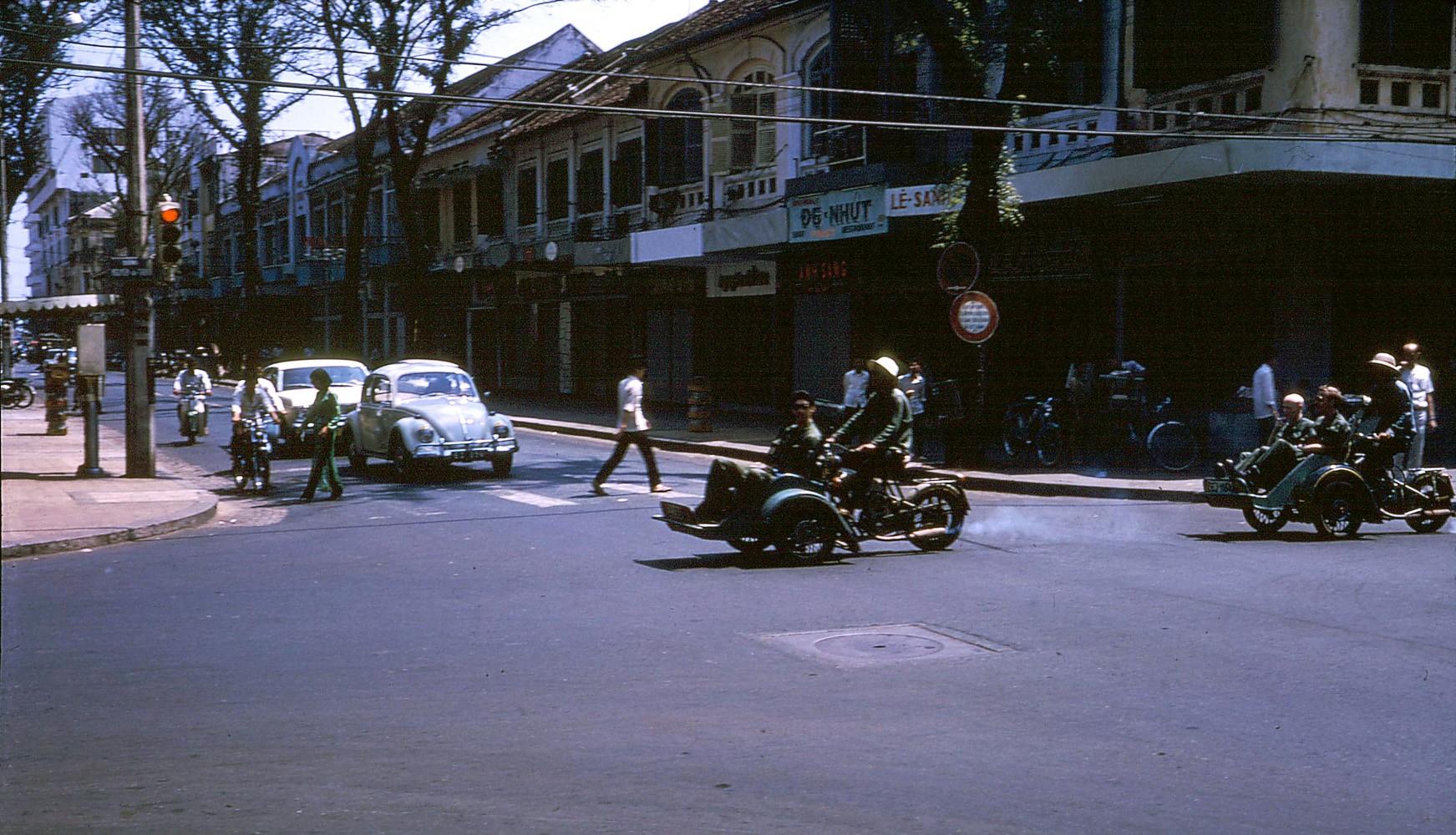 Saigon 1971 - Tu Do Street - nay là ngã tư Đồng Khởi-Mạc Thị Bưởi