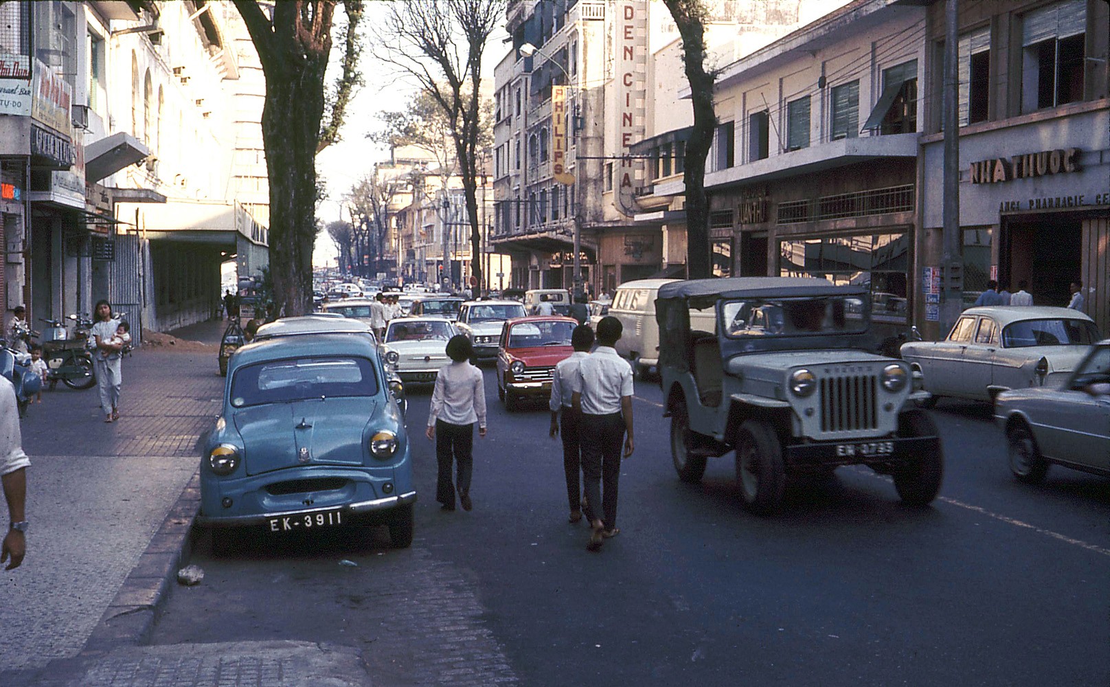 Saigon 1971 - Tu Do Street - Photo by Douglas Elgin
