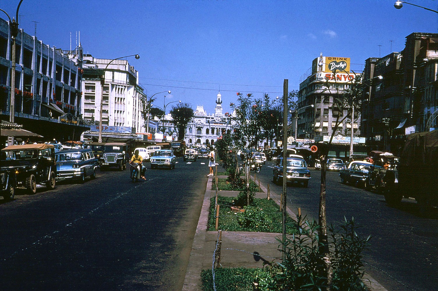 Saigon 1971 - Nguyen Hue Blvd - Photo by Douglas Elgin