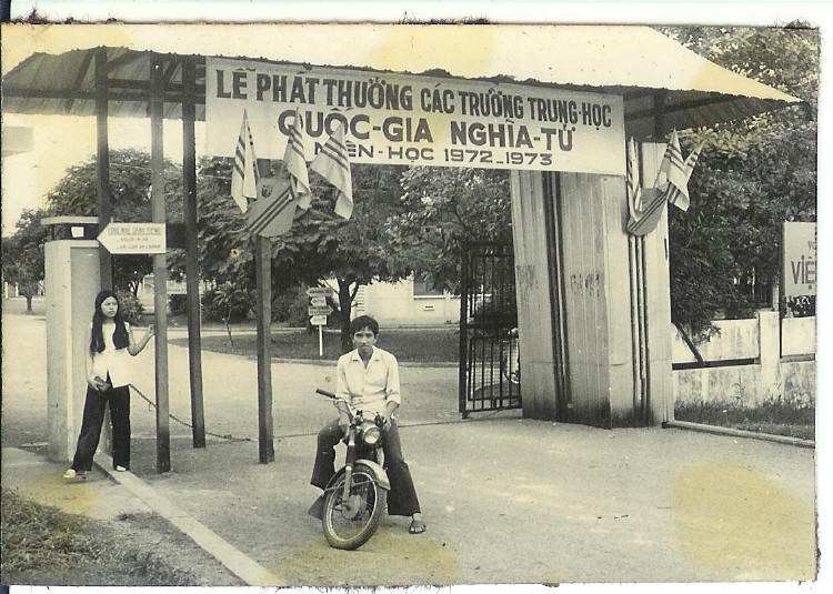 Cổng trường Quốc Gia Nghĩa Tử 1972-1973