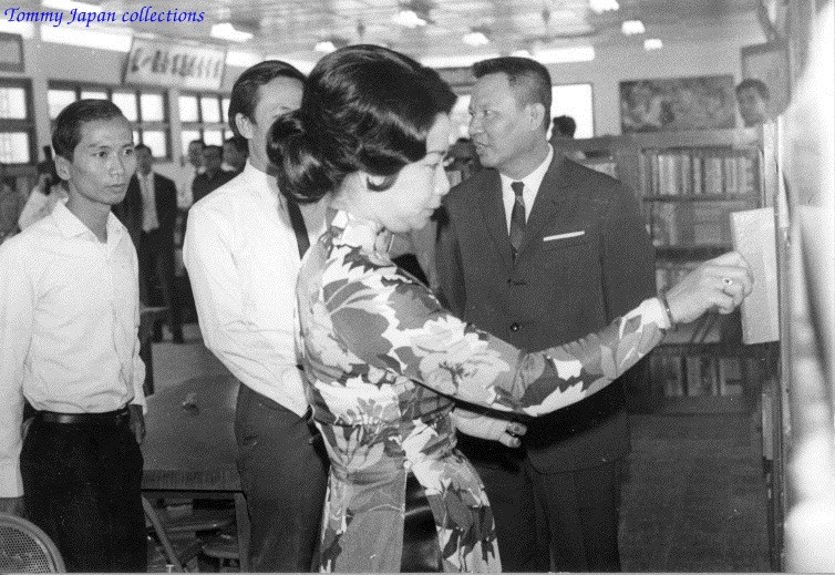 Lễ khánh thành Thư viện trường Quốc Gia Nghĩa Tử (17-3-1971) - source: Photograph ; Harold Winer Collection