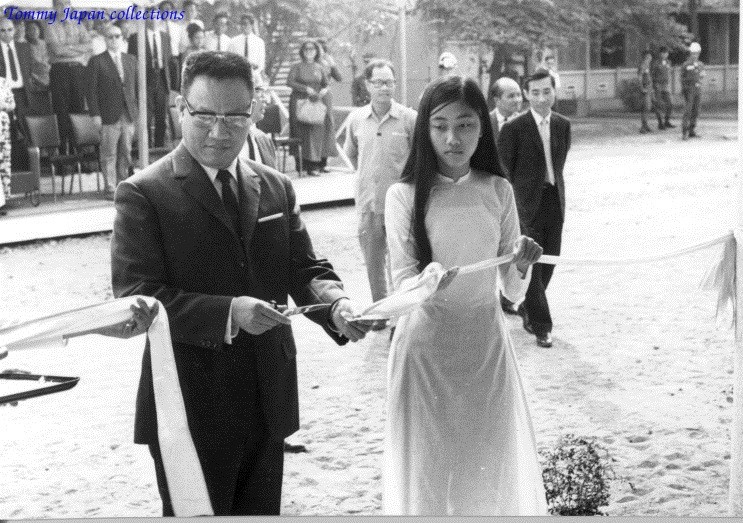 Lễ khánh thành Thư viện trường Quốc Gia Nghĩa Tử (17-3-1971) - source: Photograph ; Harold Winer Collection