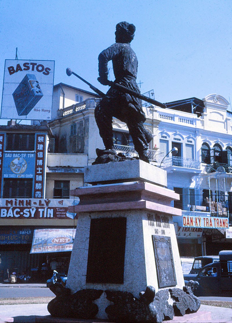 Cholon 1970 - Tượng Phan Đình Phùng phía trước Bưu Điện Chợ Lớn - Photo by sandy1618