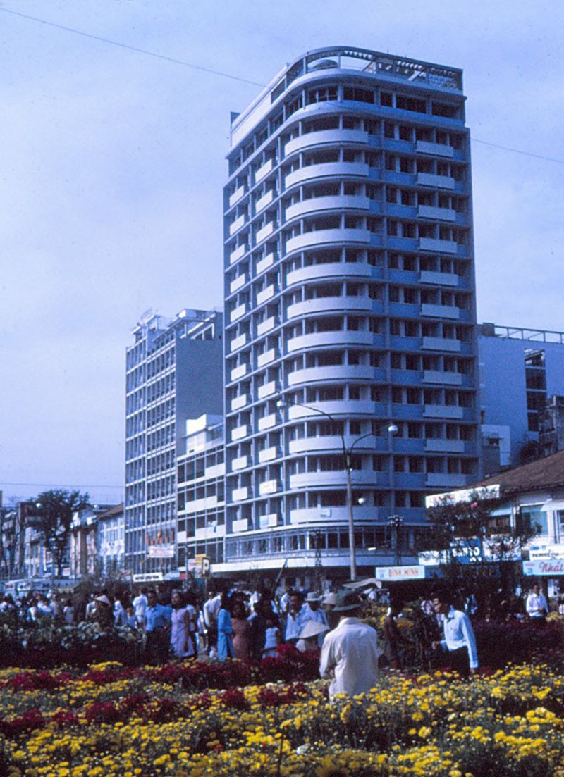 SAIGON 1970 - Chợ hoa Tết đường Nguyễn Huệ - Palace Hotel