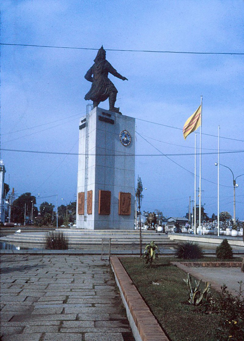 Saigon 1971 - Tượng Đài Trần Hưng Đạo. Photo by Sandy1618
