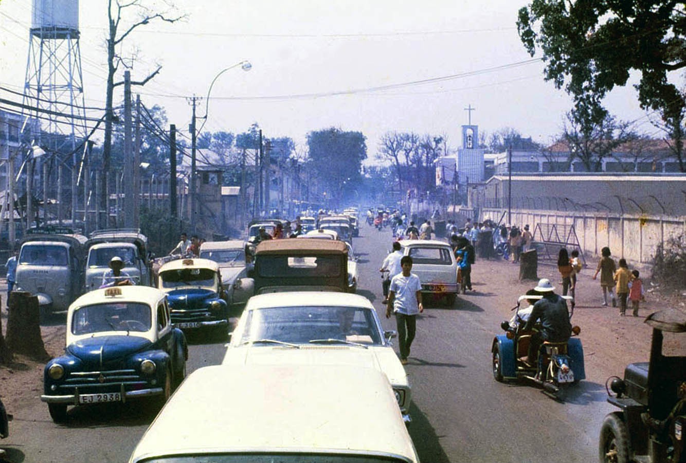 Saigon 1970 - Hong Thap Tu st.Bên trái là Đài truyền hình, bên phải là Sân Hoa Lư (sân banh)