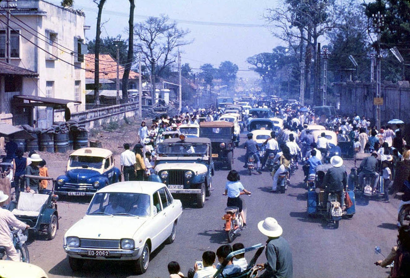 Saigon 1970 - Ngã tư Hồng Thập Tự & Nguyễn Bỉnh Khiêm nhìn về phía Thị Nghè