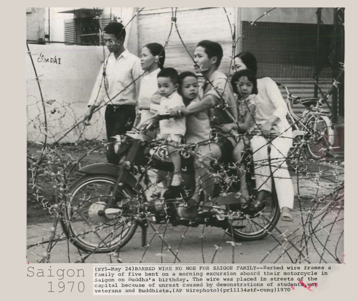 Saigon 1970 - Cả gia đình trên xe Honda 67 - Lễ Phật Đản