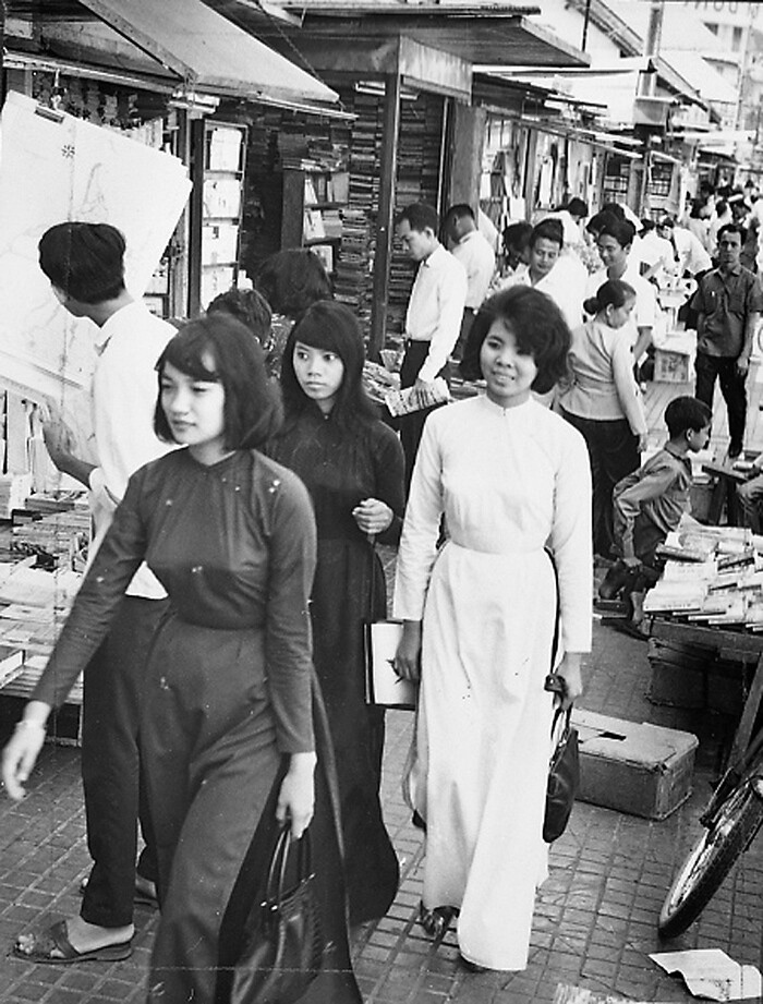 Saigon 1970 - Old books on Le Loi street.