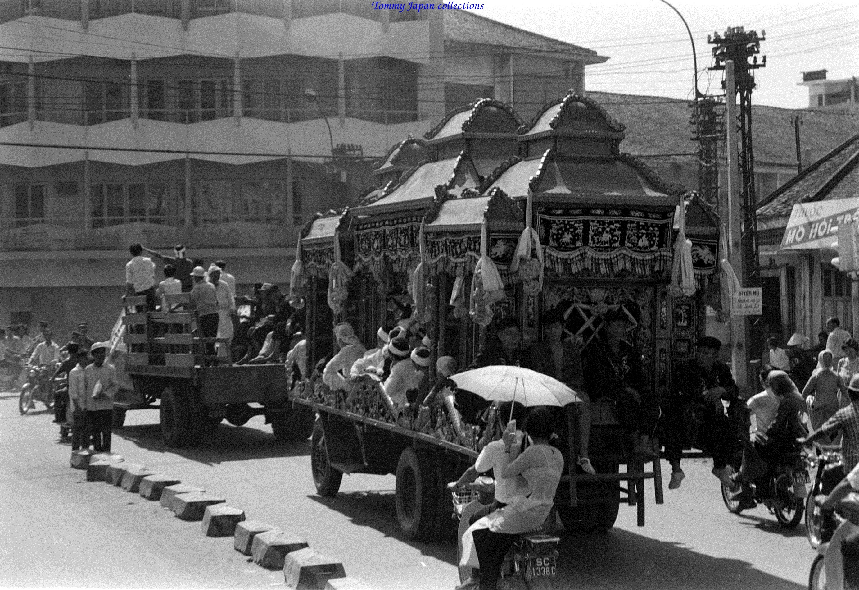 The funeral vehicles. Phú Nhuận (Crossroads) Saigon 1970 - Photo by Keith McGraw