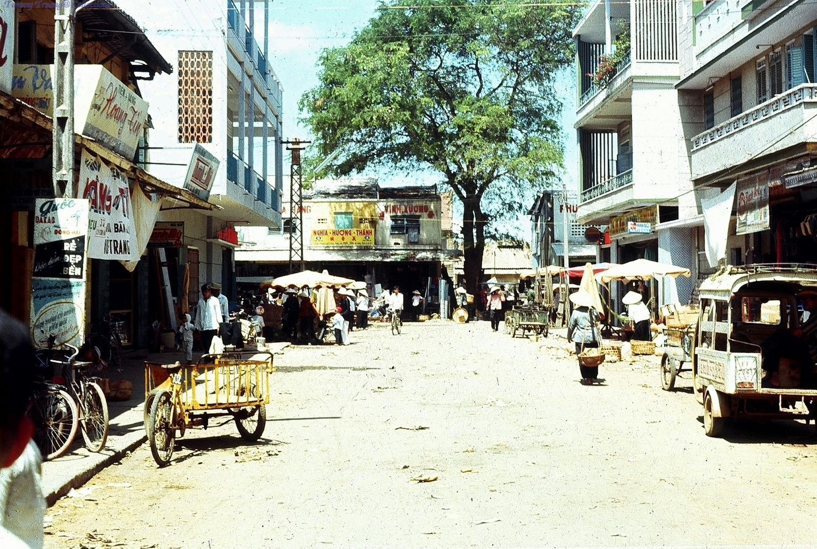 Chợ Mỹ Tho (Market) / Định Tường xưa 1969 - Photo by Jacques Teyssier