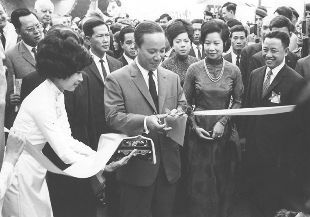 TT Thiệu cắt băng khai mạc Triển Lãm Kỹ Nông Công Thương ngày 3/10/1970