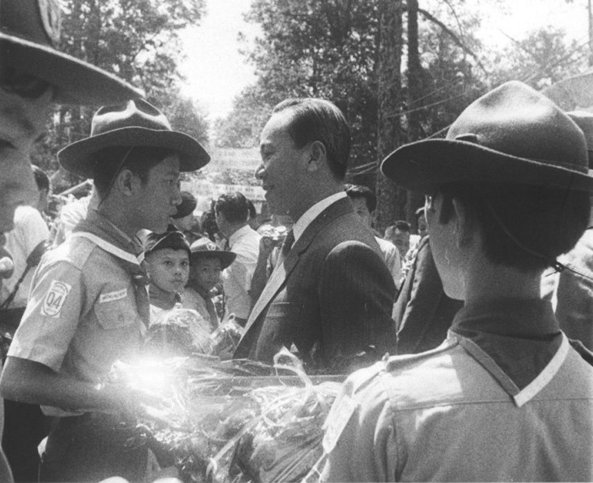 Tết Trung Thu 1969 - Distributes Gifts - Douglas Pike Photograph Collection