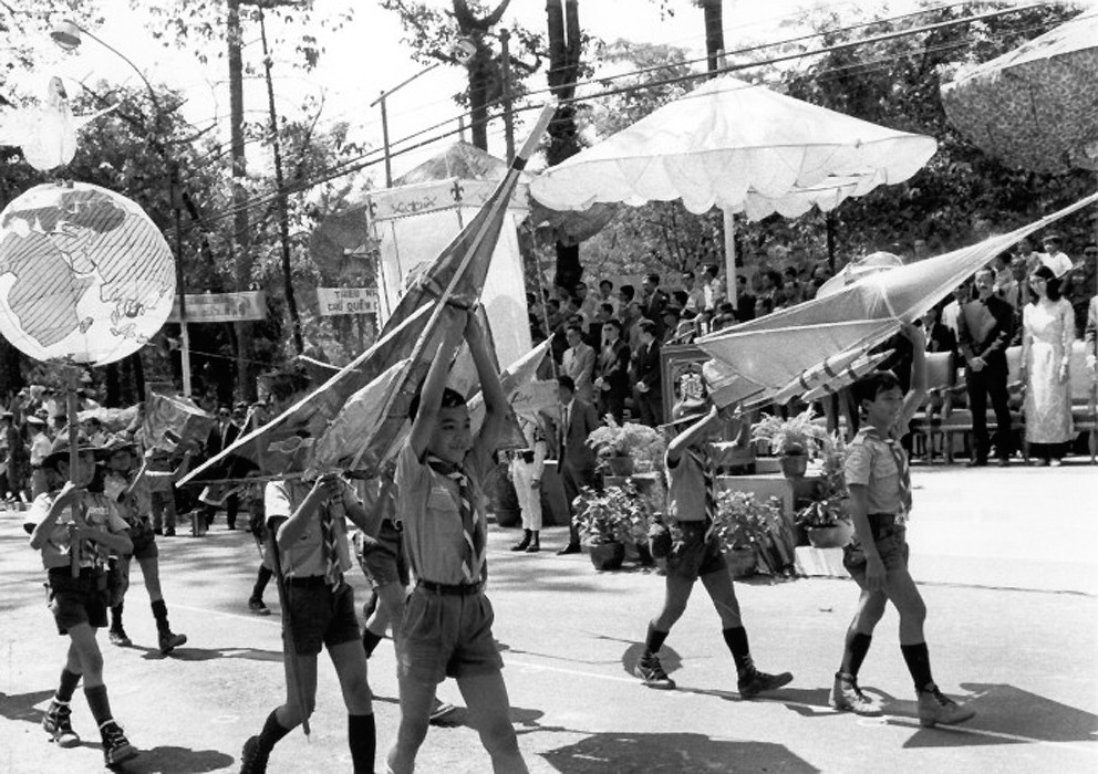 Tết Trung Thu 1969 - Modern Themes - Douglas Pike Photograph Collection