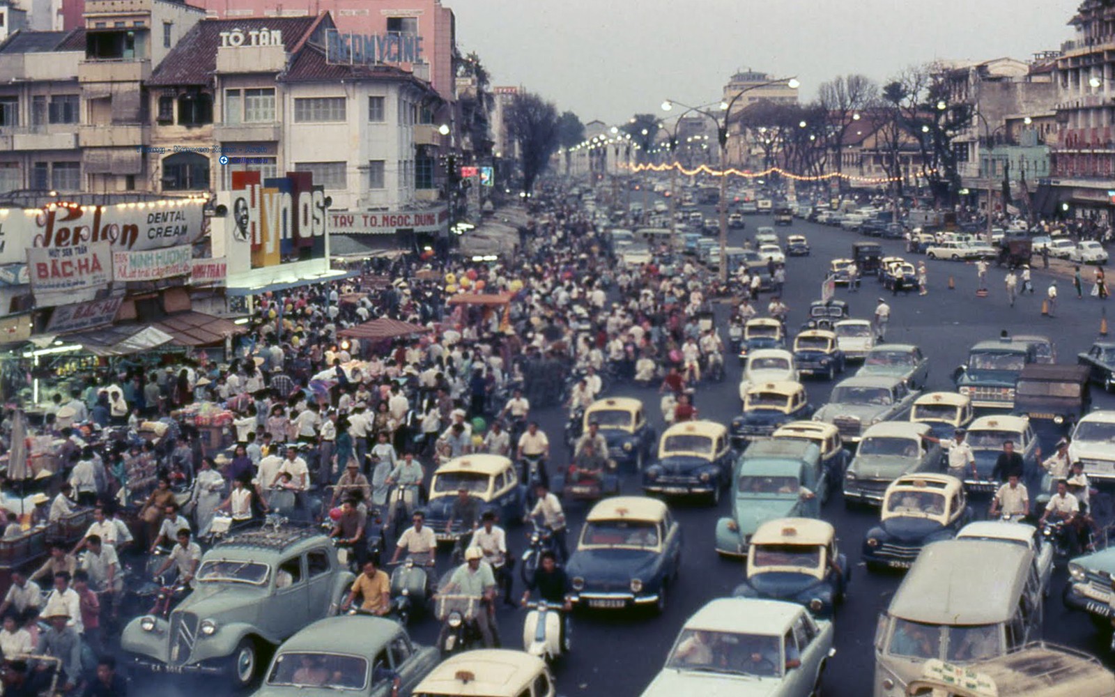 Sài Gòn 1969 – Kẹt xe trên đường Lê Lợi, trước chợ Bến Thành - Photo by Cittmeyer