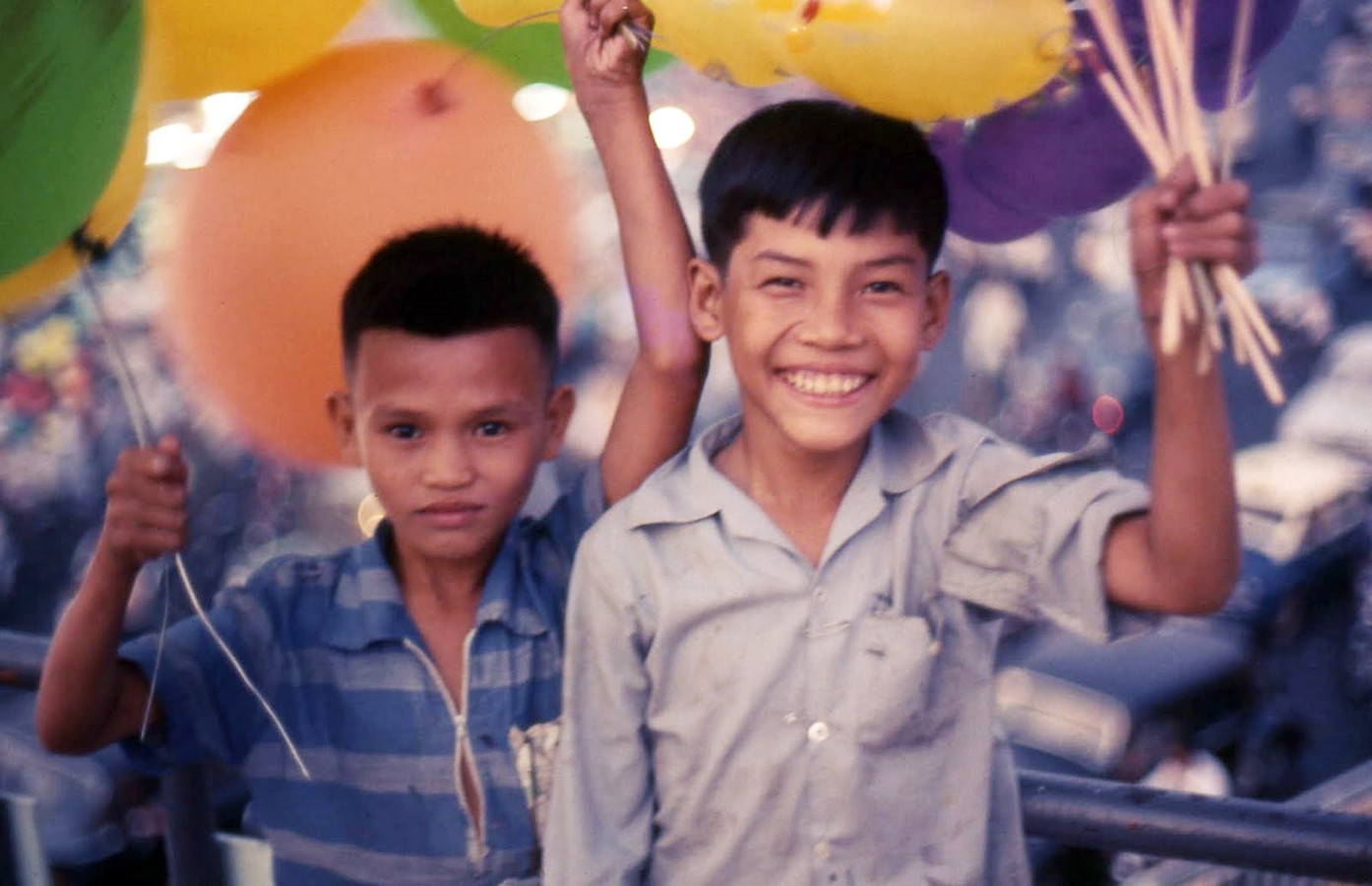 Saigon 1969 - Boy balloon sellers on pedestrian bridge at Central Market - source: cottmeyer's Gallery