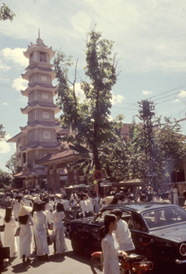 Saigon 1969 - Nữ sinh Gia Long - Tháp chùa Xá Lợi & James A. Brosman Collection