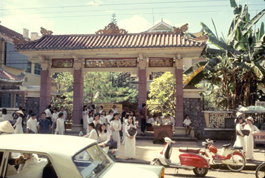 Saigon 1969 - Nữ sinh Gia Long - Cổng chùa Xá Lợi.James A. Brosman Collection