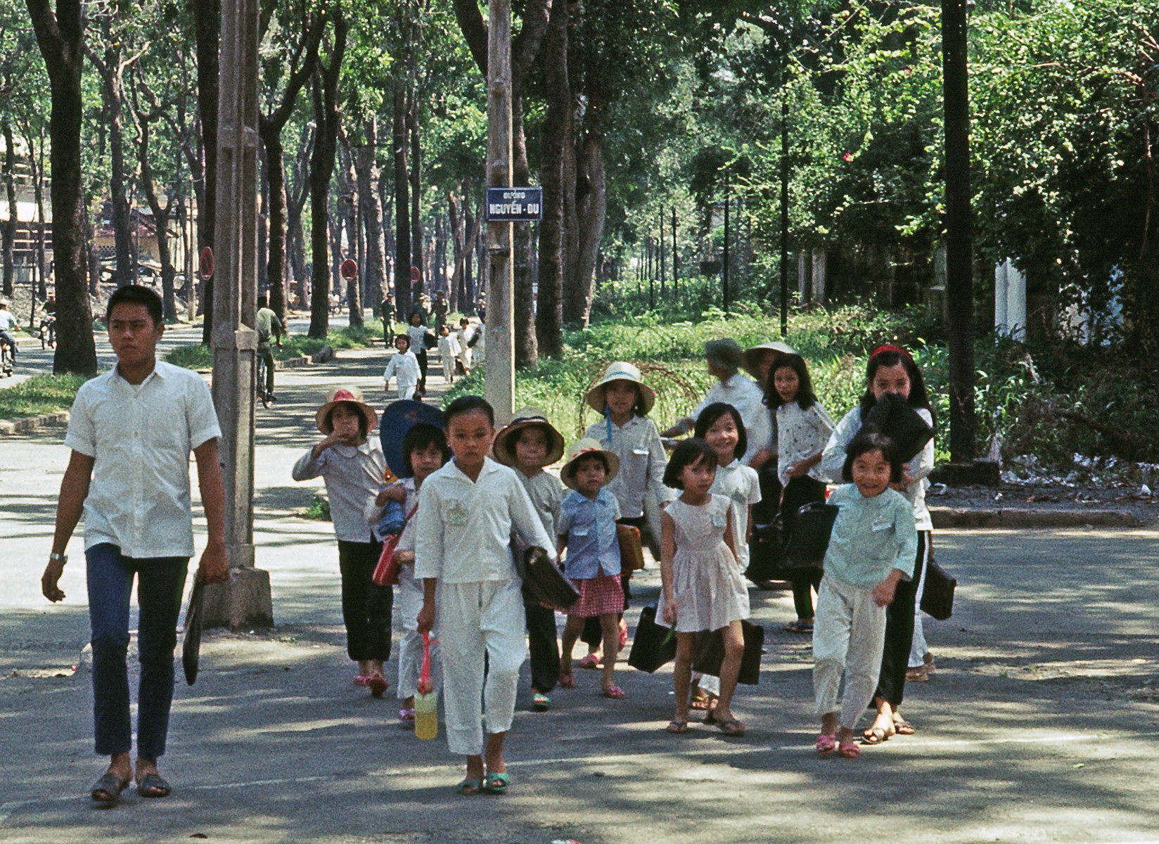 Saigon 1968 - Góc Nguyễn Du & Cường Để (nay là ND-Tôn Đức Thắng) - Photo by Brian Wickham