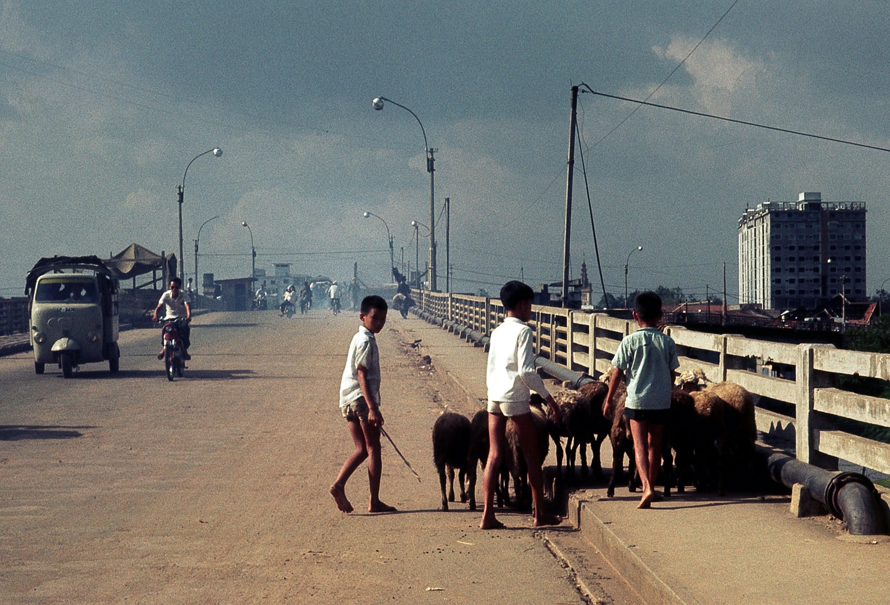 Saigon Nov 1968 - Trên cầu chữ Y, nhánh cầu qua Q8. Nhìn thấy tháp nhà thờ Chợ Quán phía xa - Photo by Brian Wickham