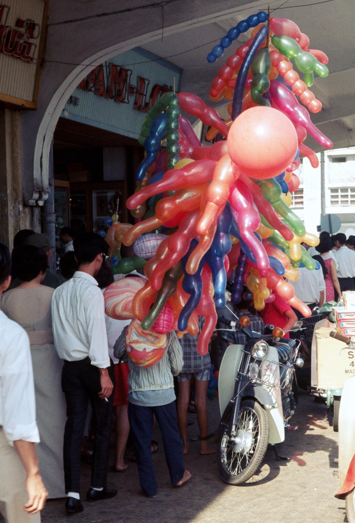 Saigon Dec 1968. Người bán bóng bay dạo trên đường Nguyễn Huệ.Photo by Brian Wickham