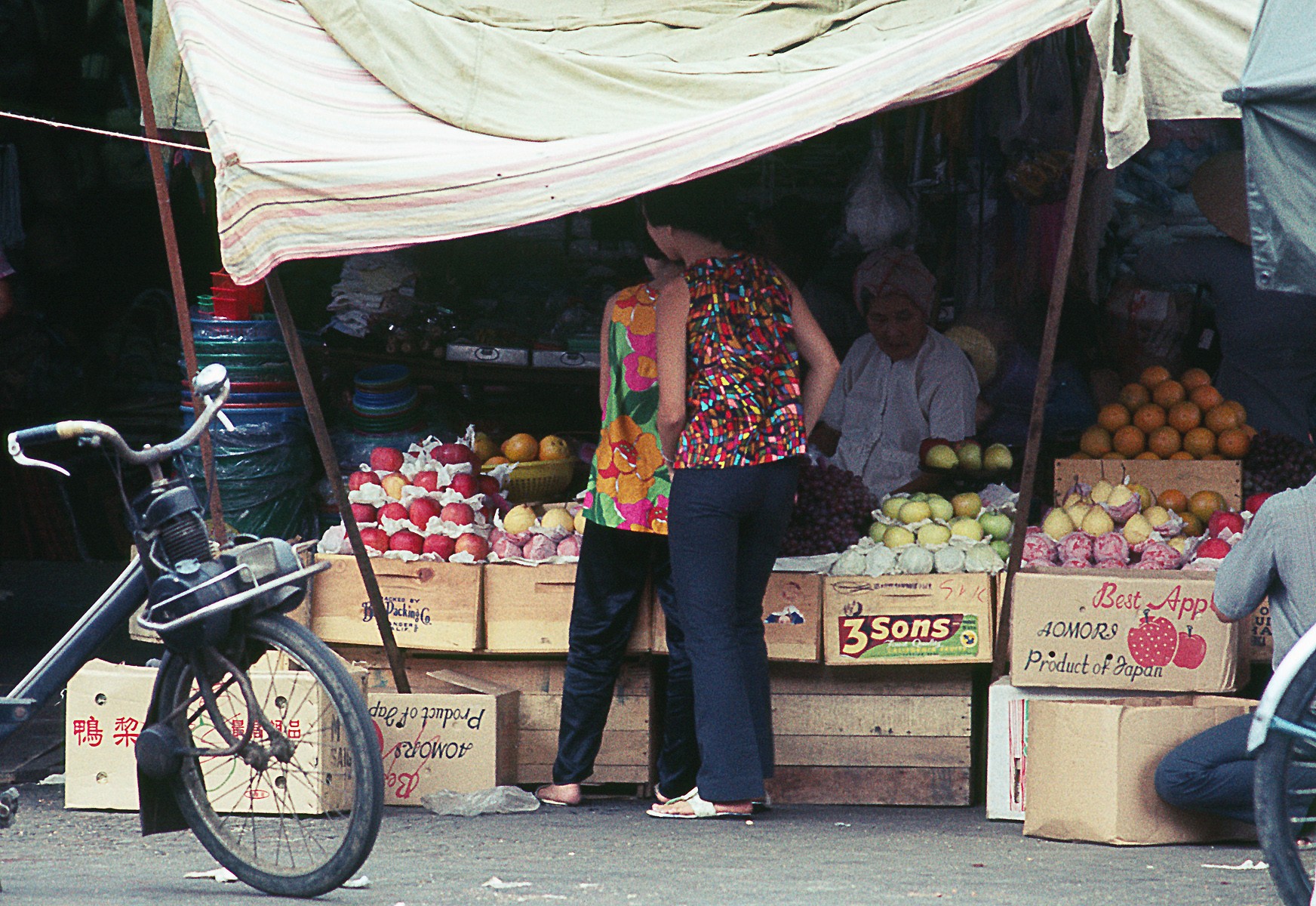 Saigon Nov 1968 - At the Central Market. Photo by Brian Wickham