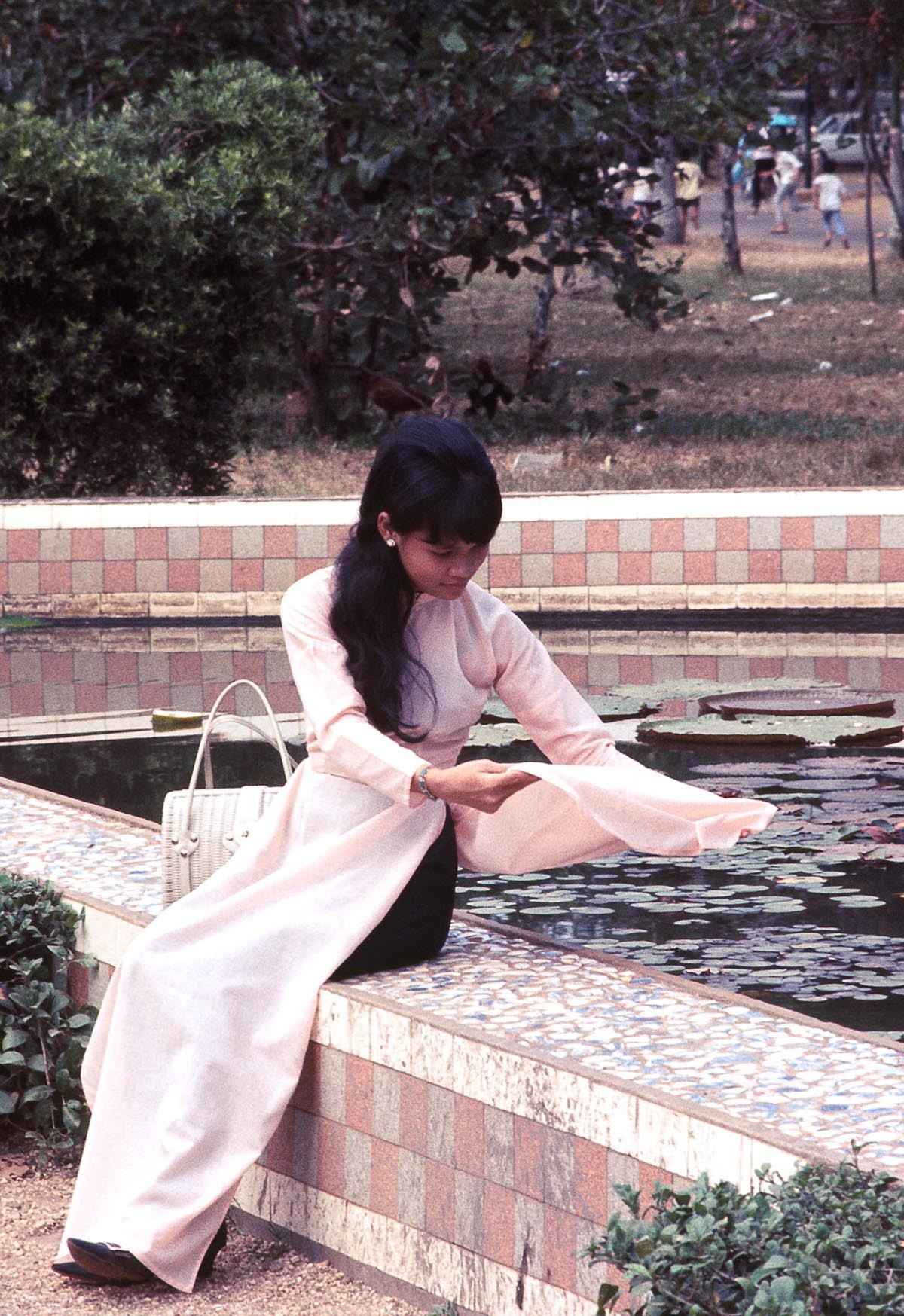 Saigon Zoo Dec 1968 (Thiếu nữ áo dài trong Thảo Cầm Viên) - Photo by Brian Wickham