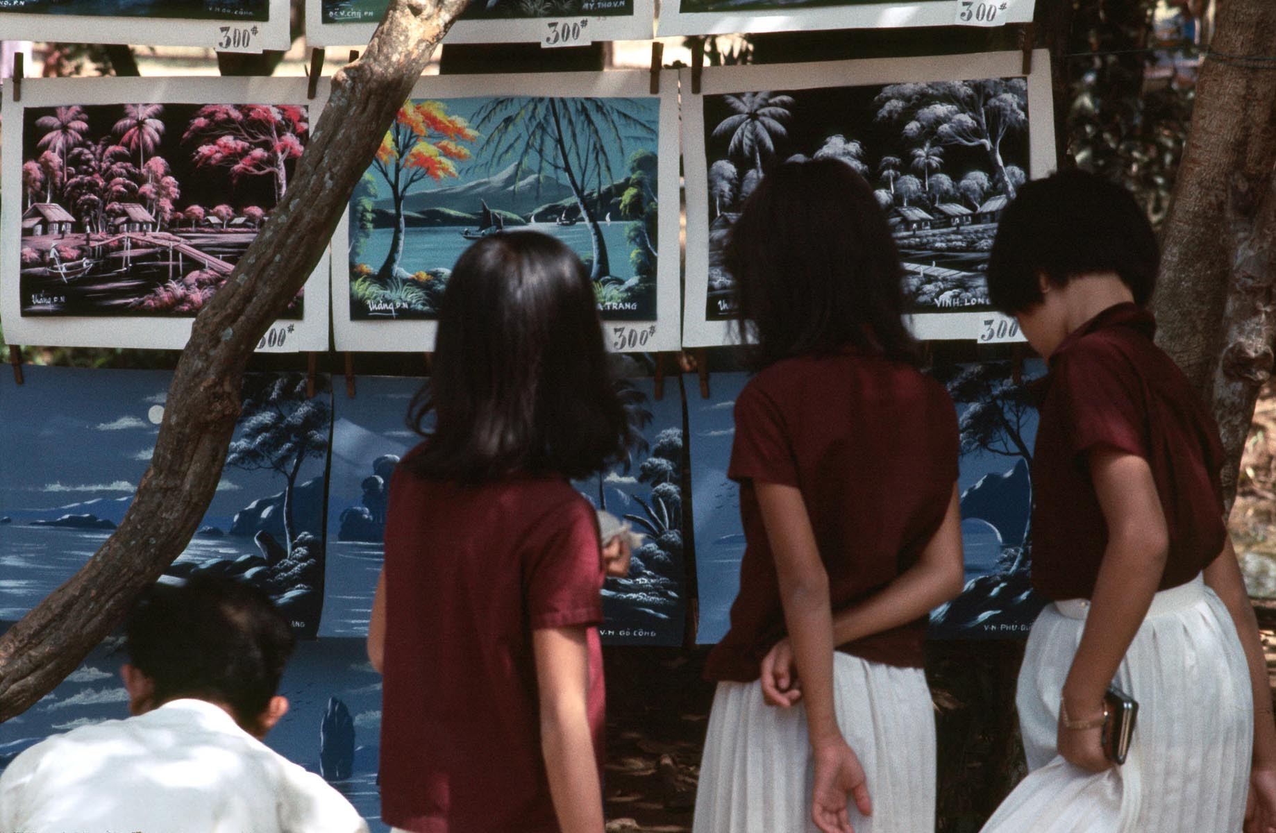 Saigon Dec 1968 - girls looking at artwork at Saigon Zoo. Photo by Brian Wickham
