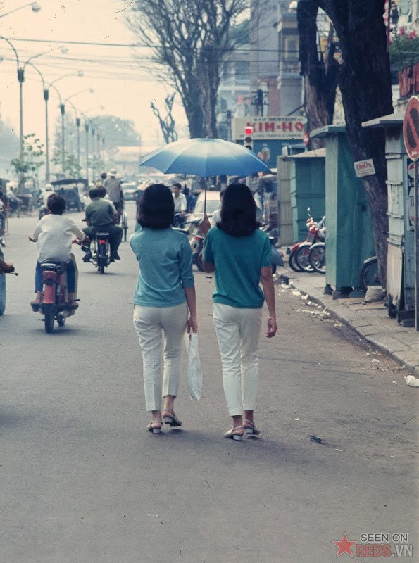 Saigon Nov 1968 - taking a stroll on Tran Hung Dao - Photo by Brian Wickham