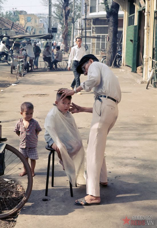 Saigon Dec 1968 - boy getting haircut - Photo by Brian Wickham