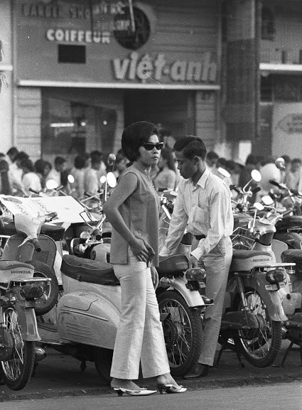Saigon Dec 1968 - Business Woman - Photo by Brian Wickham