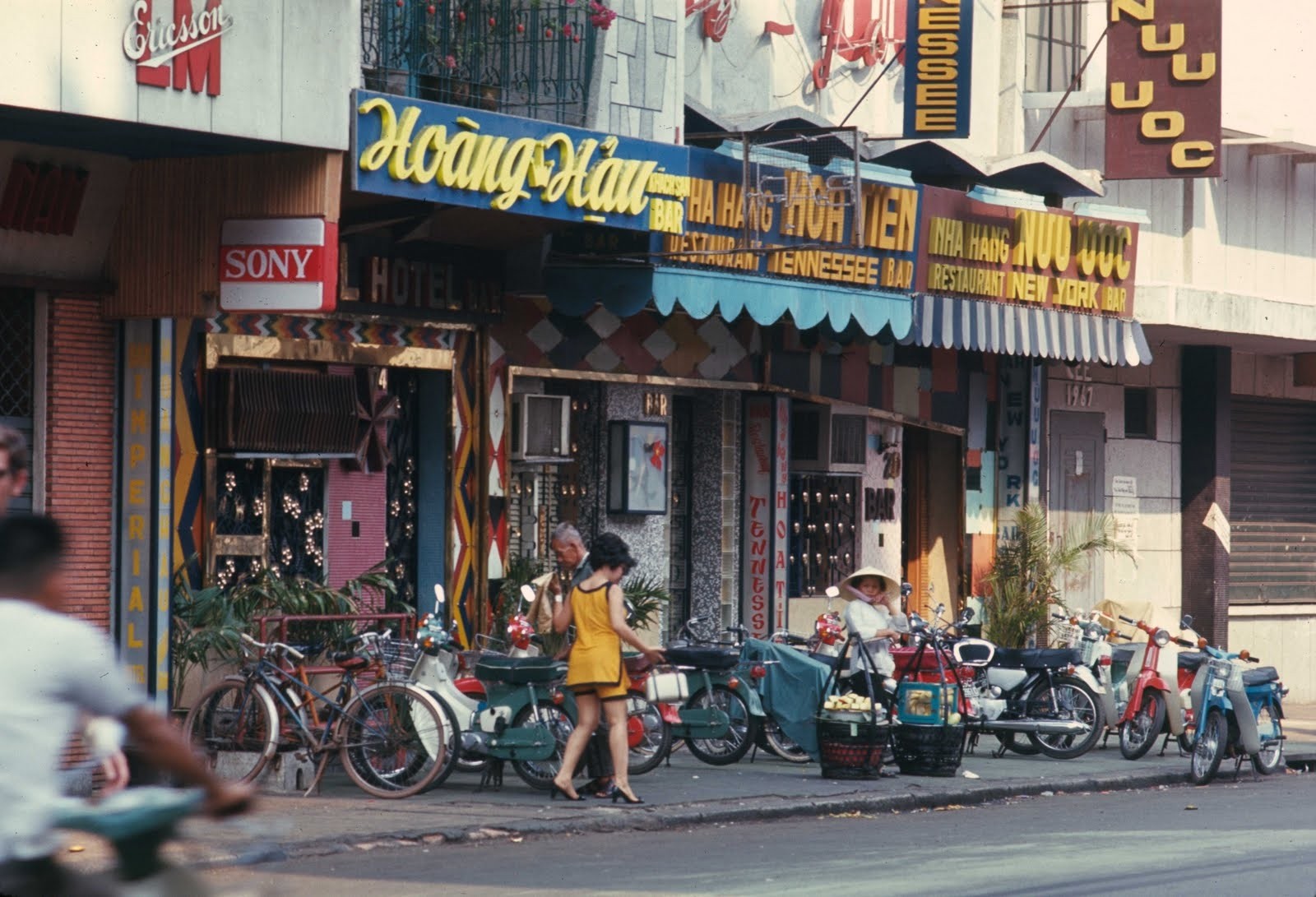 Saigon Feb 1969 - Bars on Hai Bà Trưng st - Photo by Brian Wickham