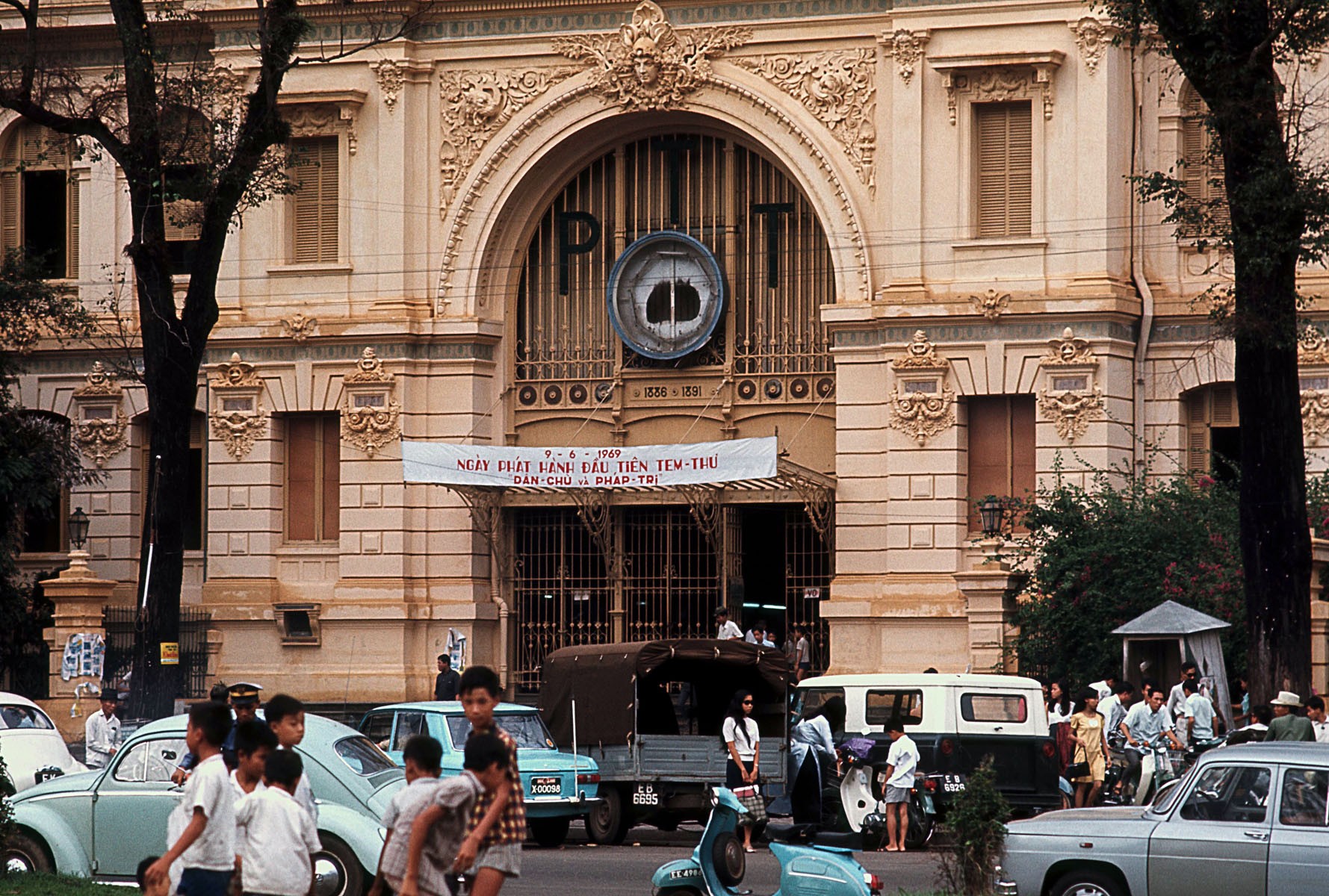 Saigon 1969 - Bưu điện Trung tâm tại Quảng trường JFK - Photo by Brian Wickham