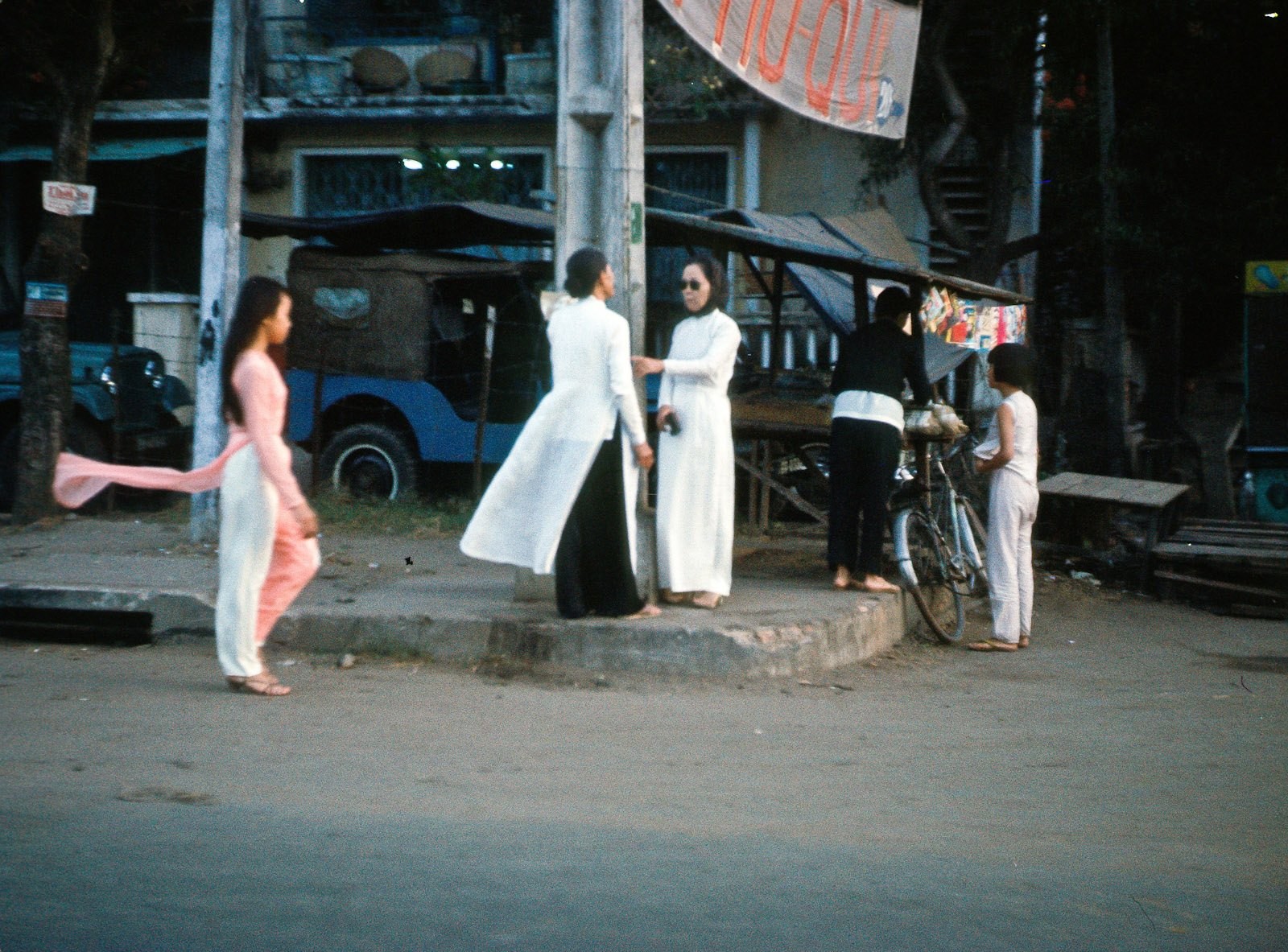 Trang phục gốc người Sài Gòn 1969 - Saigon native costume - source: johnrellis' photostream